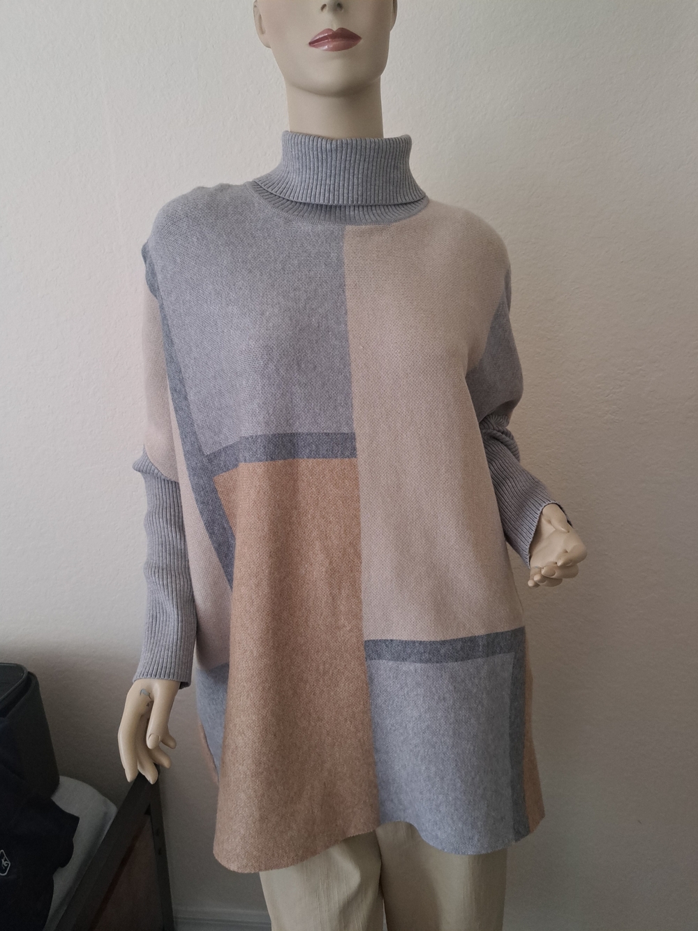 Joseph A Colorblock Turtleneck Sweater in Gray and Beige